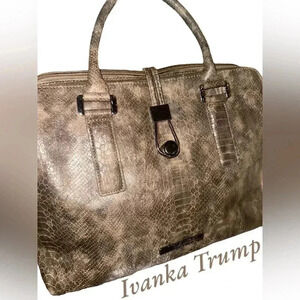 Luxurious Metallic Textured Handbag with Versatile Carrying Options